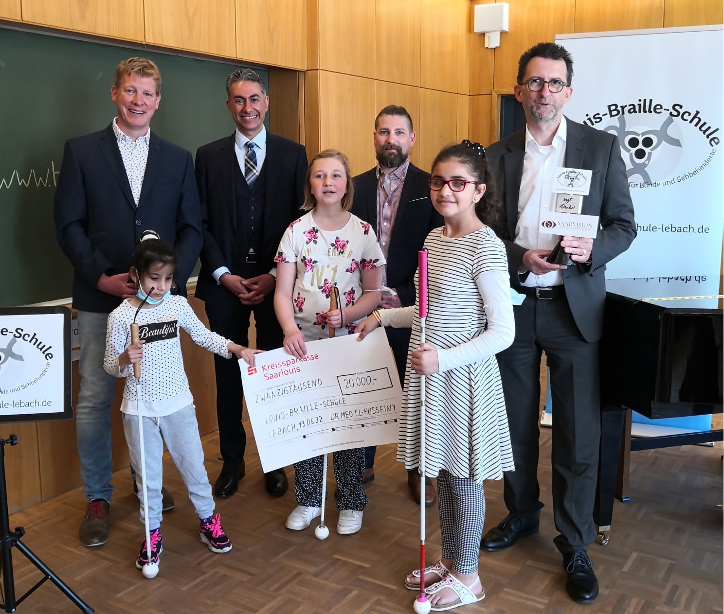 Spenden%C3%BCbergabe%20Augenarzt%20El-Husseiny%20Gruppenfoto Spenden%C3%BCbergabe%20Augenarzt%20El-Husseiny%20Gruppenfoto